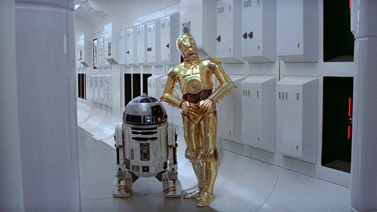 10 érdekesség a Star Wars: Egy új remény című filmről, amit még a legnagyobb rajongók sem biztos, hogy tudnak - A képen a film egyik ikonikus jelenéből R2-D2 és C-3PO látható