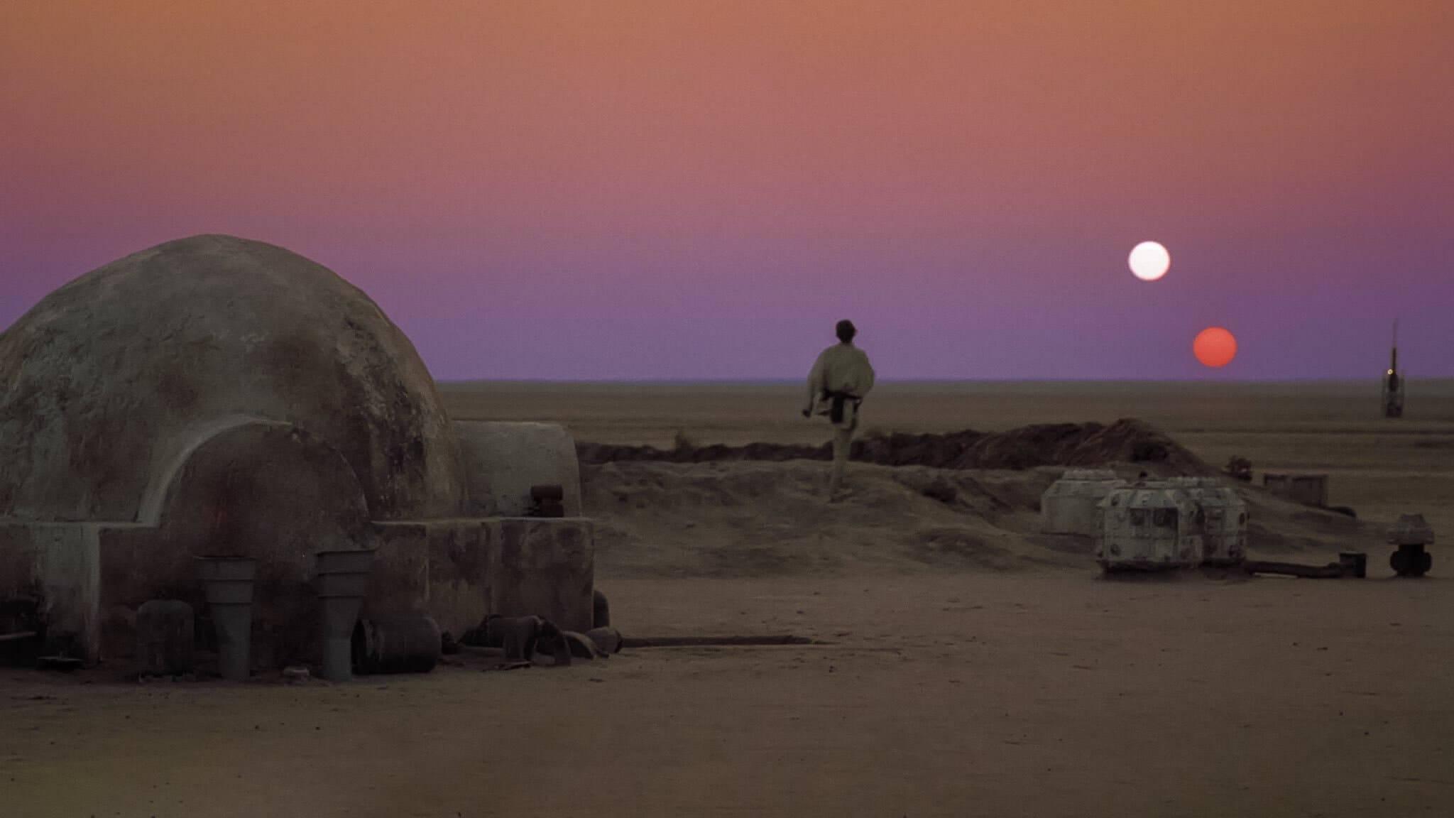 10 érdekesség a Star Wars: Egy új remény című filmről, amit még a legnagyobb rajongók sem biztos, hogy tudnak - A képen Luke a Tatooin bolygón áll