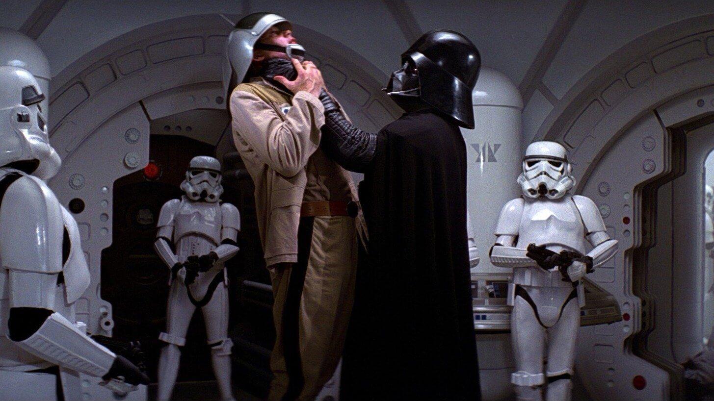 10 érdekesség a Star Wars: Egy új remény című filmről, amit még a legnagyobb rajongók sem biztos, hogy tudnak - A képen a film egyik ikonikus jelenete látható, Darth Vaderrel és rohamosztagosokkal