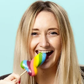 Pénisz nyalóka szivárvány színben