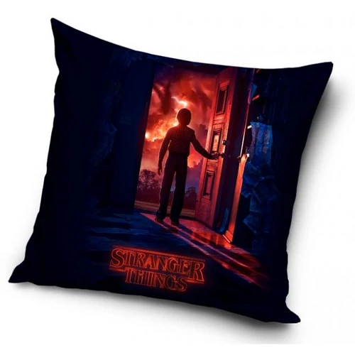 Stranger Things párna, díszpárna 40x40 cm - In the door - A minta fekete alapon a sorozat egyik ikonikus jelenete, egy kisfiú áll az ajtóban