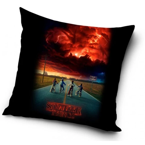 Stranger Things párna, díszpárna 40x40 cm - By bicycle - A minta fekete alapon a sorozat egyik ikonikus jelenete, gyerekek biciklin ülve néznek a távolba az úton