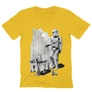 Sárga Star Wars férfi V-nyakú póló - Rohamosztagos és a lépegető