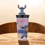 Lilo és Stitch - A csillagkutya pohár és Stitch topper, figura - Ülve - A képen a Lilo és Stitch mozifilm grafikájával díszített, a tetején egy 3D Stitch figura található